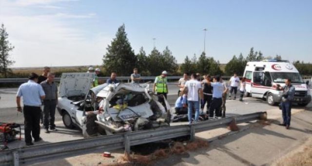 Manevra yapan otomobile tır çarptı: 2 ölü, 3 yaralı